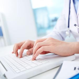 νοσηλευτικό προσωπικό πληκτρολογεί σε υπολογιστή
